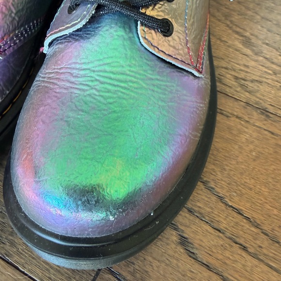 “Rainbow crinkle” Iridescent Lace-Up Big Kids Dr. Martins - Picture 4 of 9